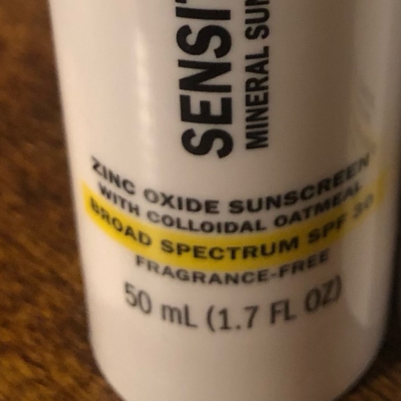 Olay sensitive skincare bundle with two cream cleaners and zinc oxide sunscreen - Picture 5 of 6